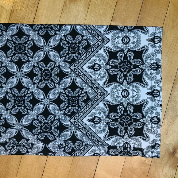 Denim 24/7 SIZE 18/20 BLACK, GRAY, AND WHITE PRINTED WIDE LEG PANTS. - Picture 6 of 8